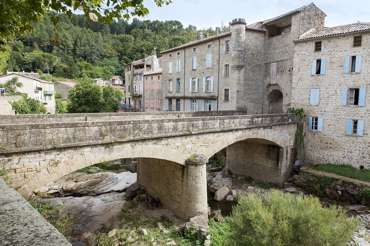 Kleines Dorf, Naturstein, enge Gassen, kein Tourismus.