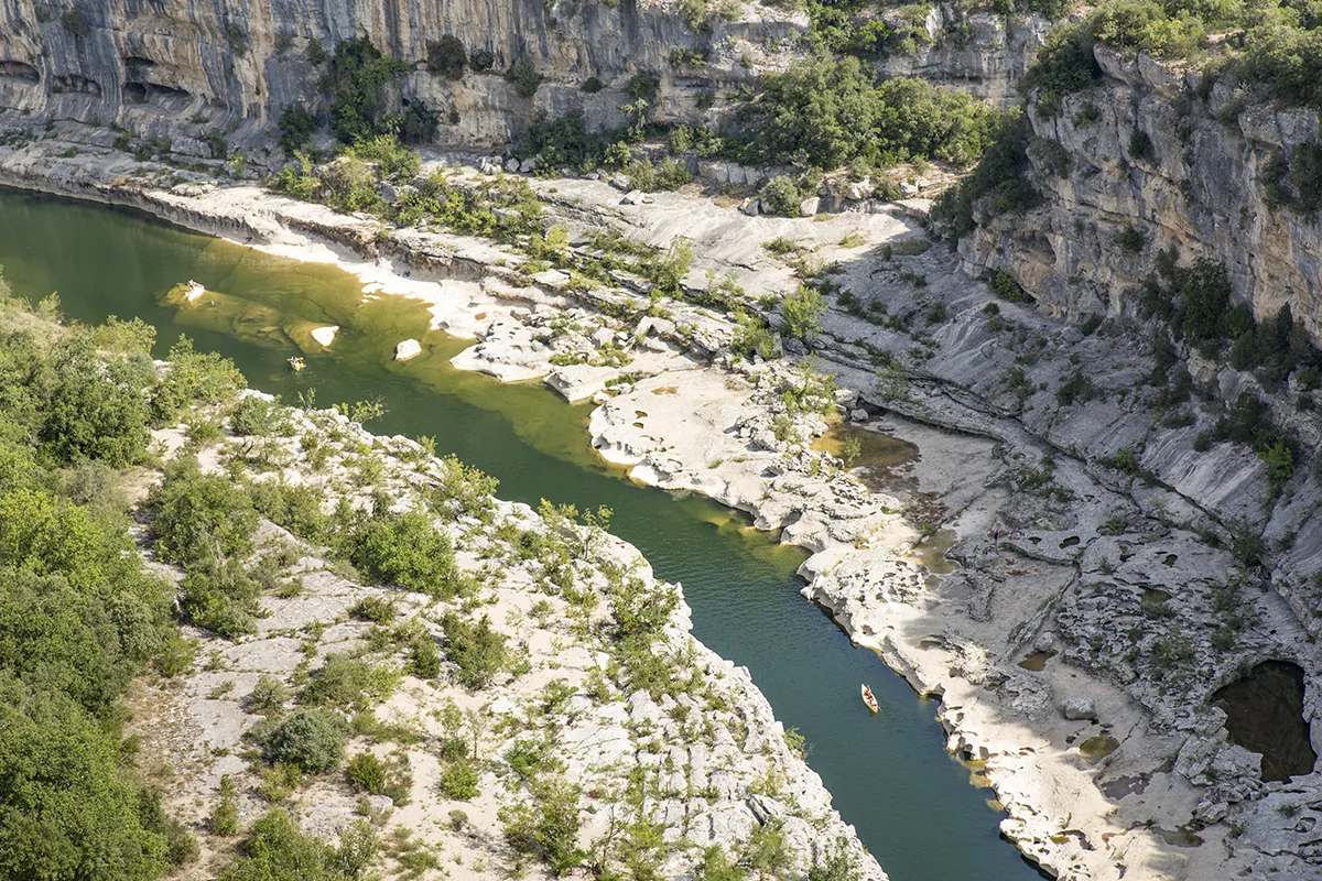 Kanus in der Schlucht, Felsen, türkisblaues Wasser. Ikonisch.
