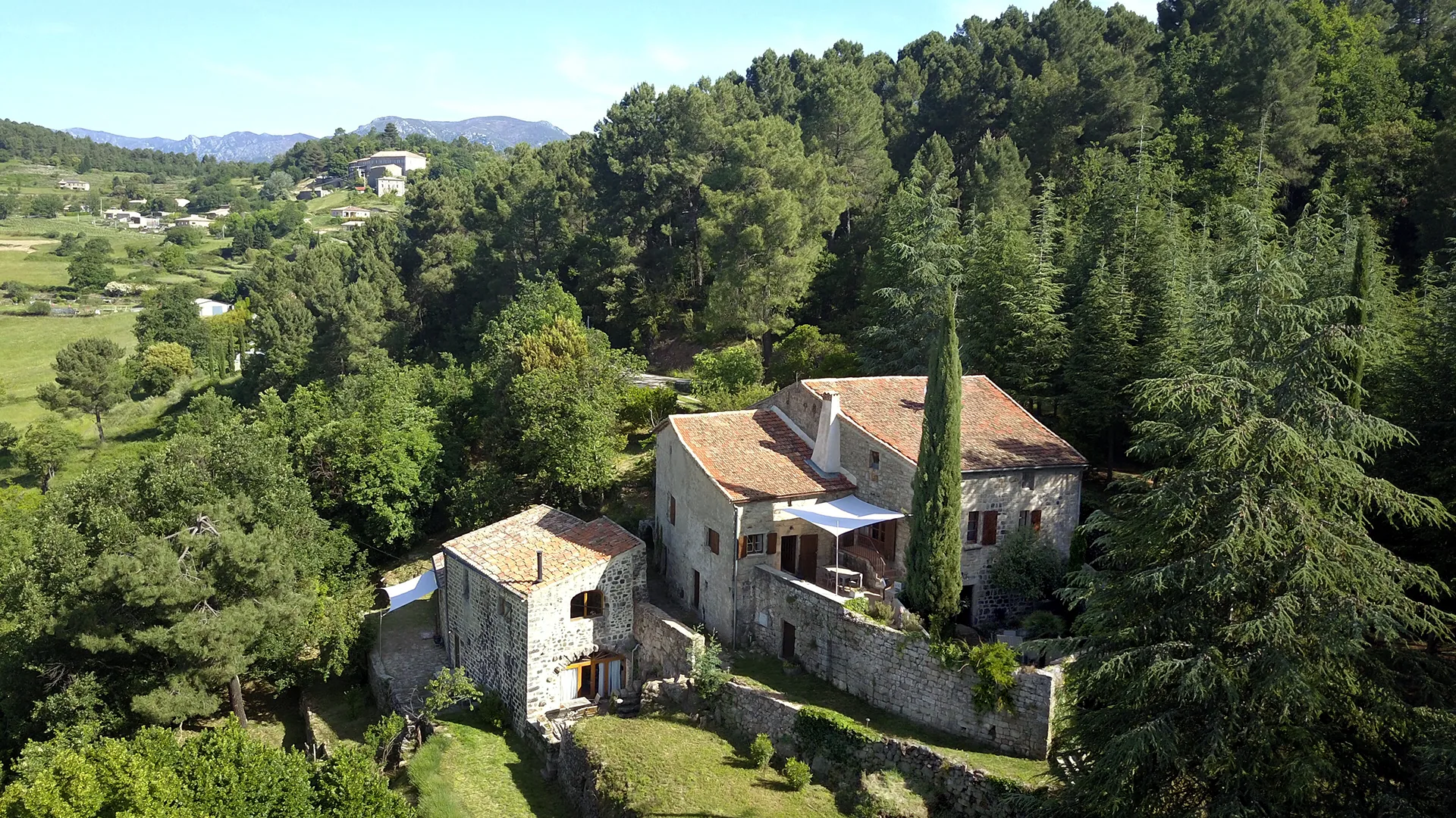 Zwei renovierte Natursteinhäuser in der Ardèche