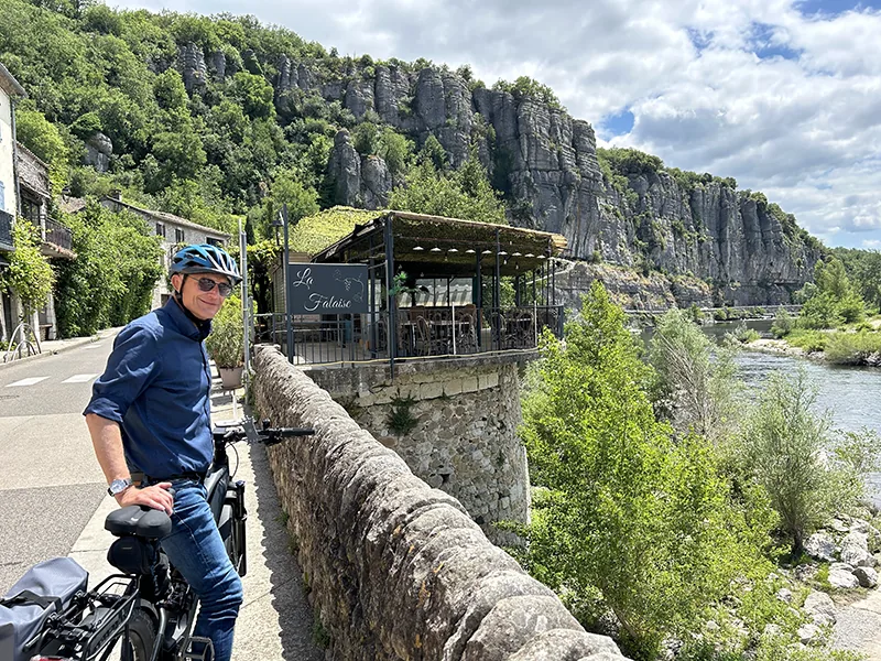 Radfahrer auf stiller Garrigue-Straße, Morgen- oder Abendlicht.